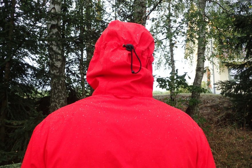 Vytváření kapek na bundě Faramugo Nanorak 3L.