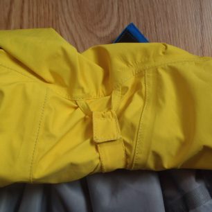 Zajištění kapuce popruhem a poutkem pro zavěšení bundy Faramugo Nanorak 3L.