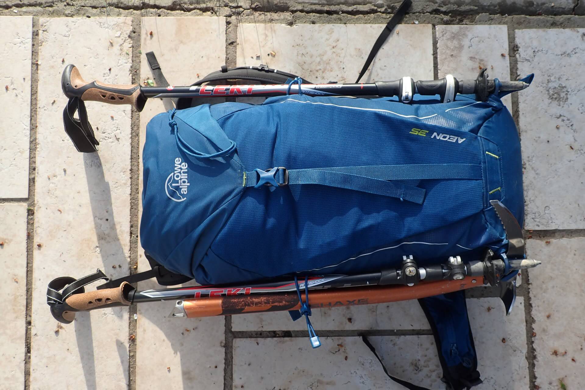 Batoh Lowe Alpine Aeon 35 zvládne zafixovat dvě hole i cepín naráz.