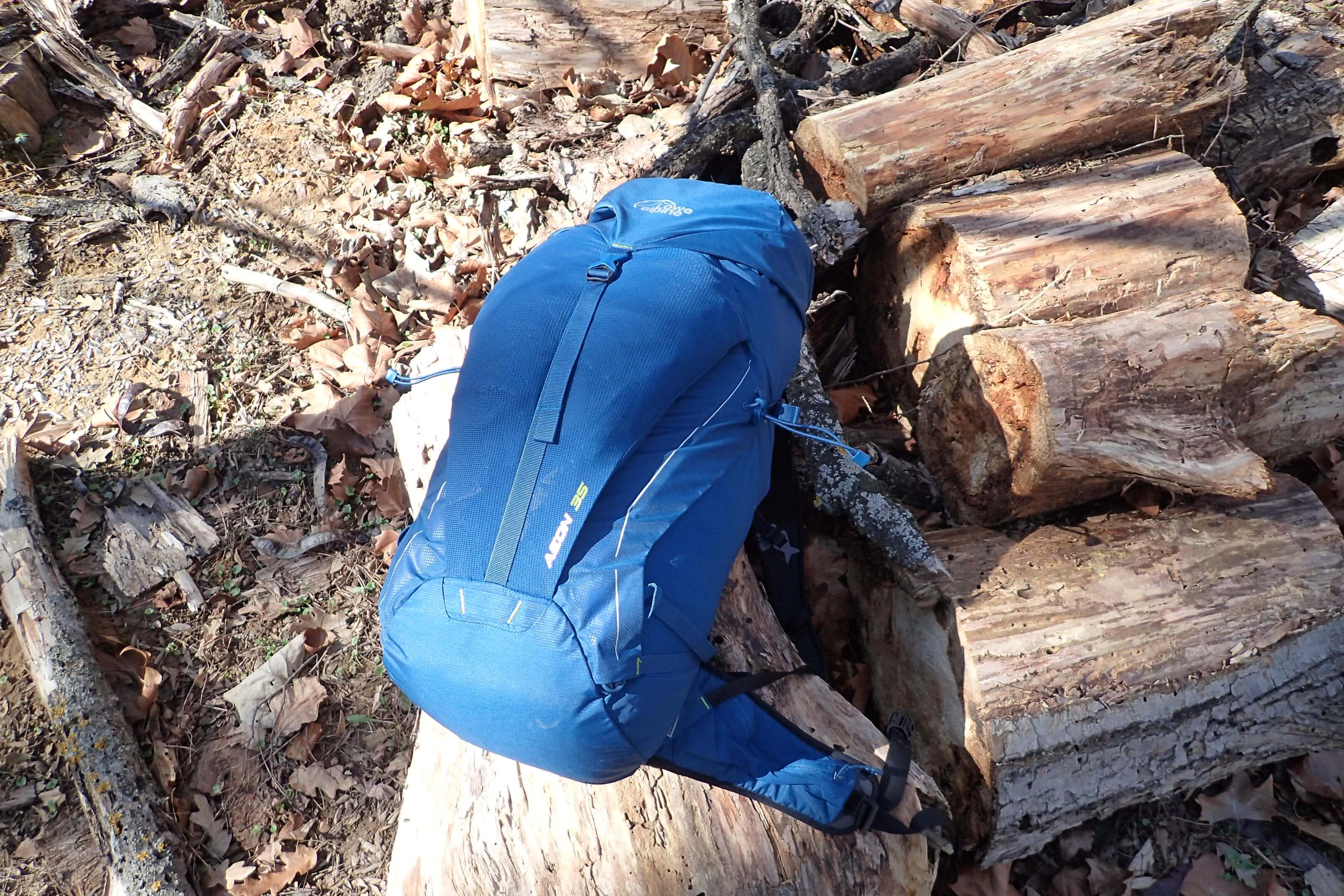 Bederní pás u batohu Lowe Alpine Aeon 35 nelze odepnout.