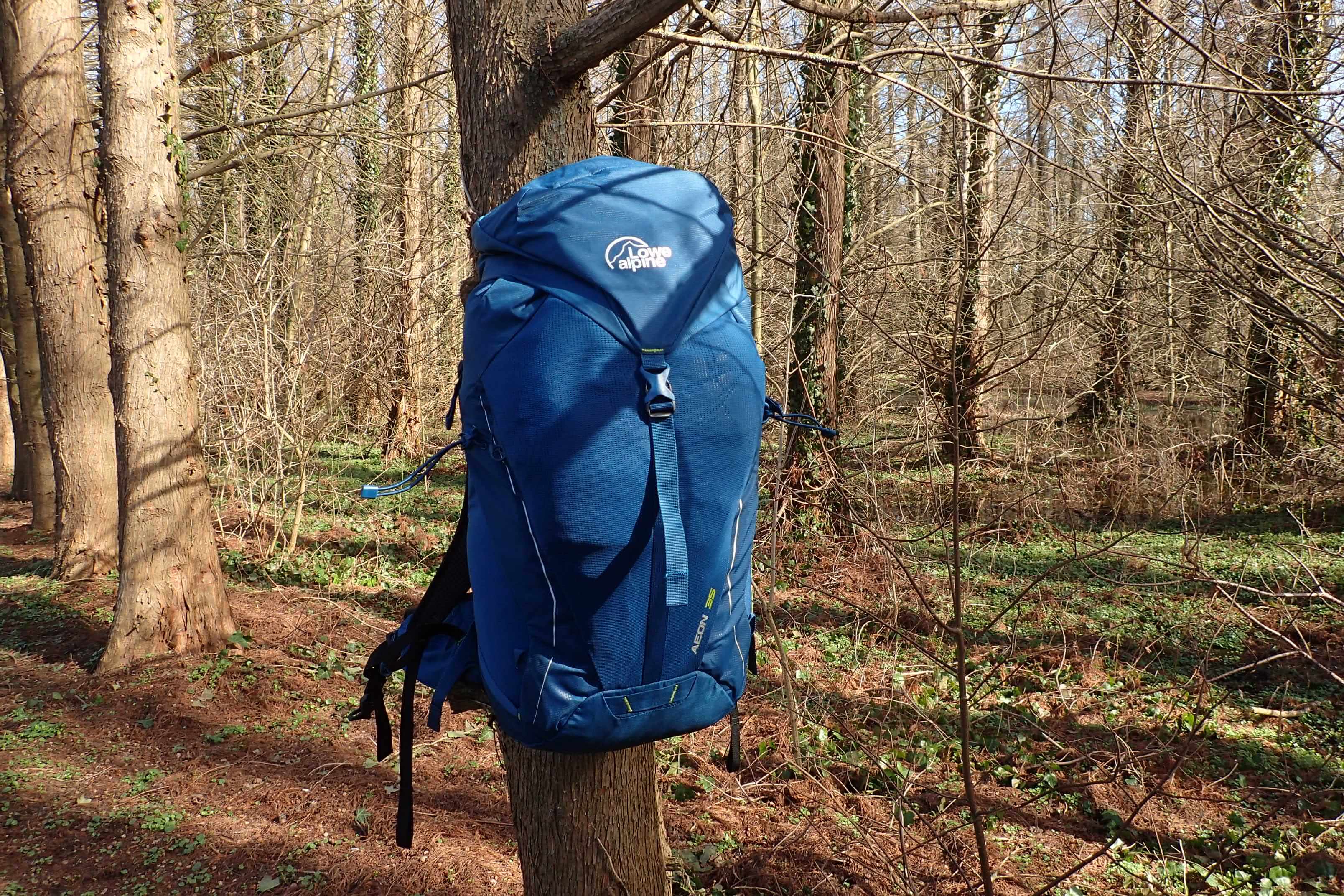 Drobným detailem je i popruh na blikačku pod hlavním popruhem batohu Lowe Alpine Aeon 35.