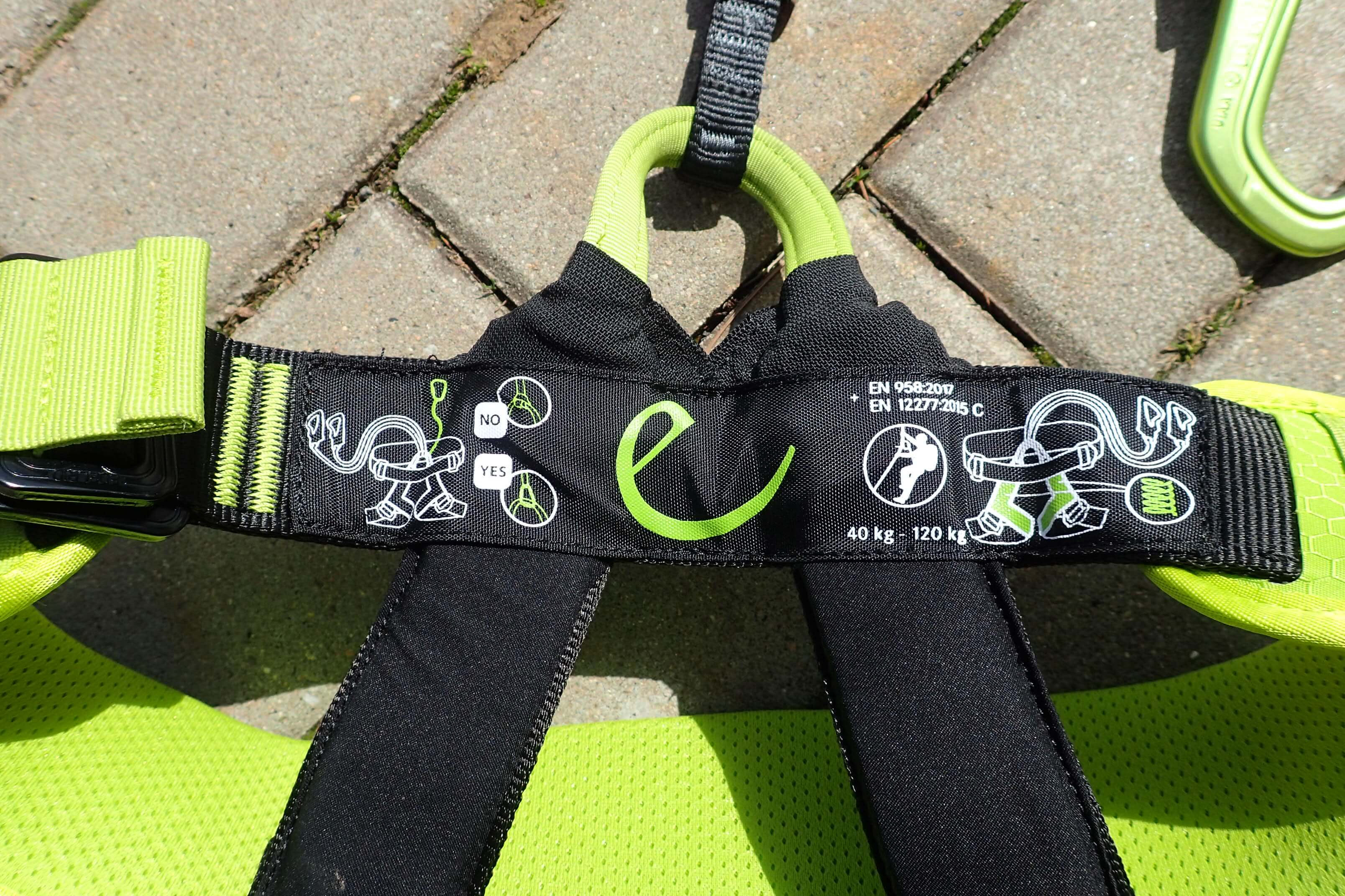 Jednoduchý návod k použití přímo na sedáku Edelrid Jester Comfort.