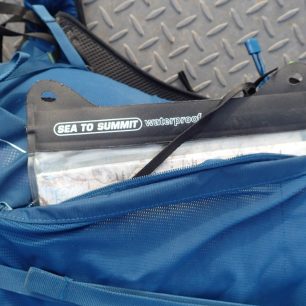 Mapník v přední kapse batohu Lowe Alpine Aeon 35.