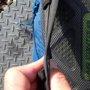 Minimalistická tloušťka ramenních popruhů na batohu Lowe Alpine Aeon 35.