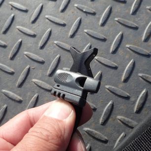 Píšťalka na hrudním popruhu batohu Lowe Alpine Aeon 35.