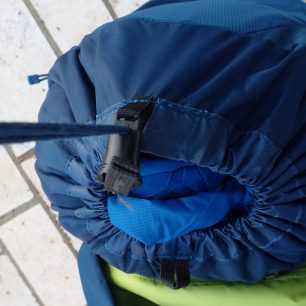 Pohodlné stahování hlavní komory batohu Lowe Alpine Aeon 35 pouze jednou rukou.