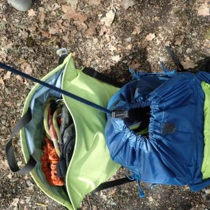 Pouhým zatažením za šňůrku jednou rukou lze hlavní komoru batohu Lowe Alpine Aeon 35 zavřít.