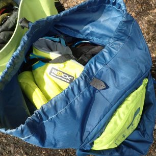 Povolit hlavní komoru batohu Lowe Alpine Aeon 35 lze též jednou rukou.