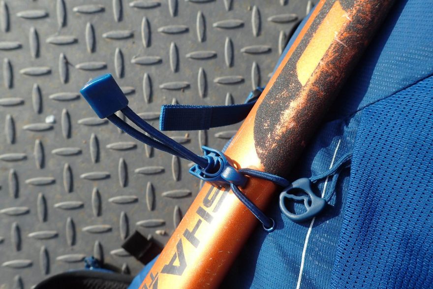 Rychlá fixace topůrka či hole pomocí samosvorky s háčkem u batohu Lowe Alpine Aeon 35.