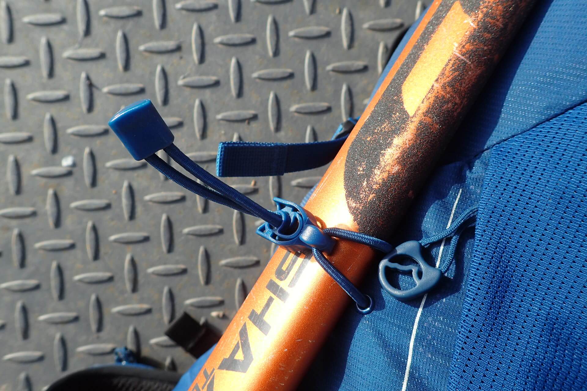 Rychlá fixace topůrka či hole pomocí samosvorky s háčkem u batohu Lowe Alpine Aeon 35.