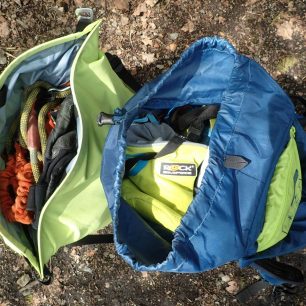 Testování batohu Lowe Alpine Aeon 35 ve skalách a na zajištěných cestách.