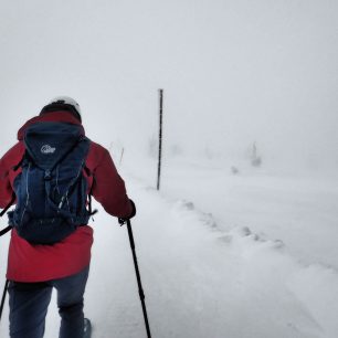 Testování Lowe Alpine Aeon 35 i ve větrné smršti na hřebenech Krkonoš.