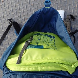 Víko batohu Lowe Alpine Aeon 35 s karabinkou na klíče a signály.