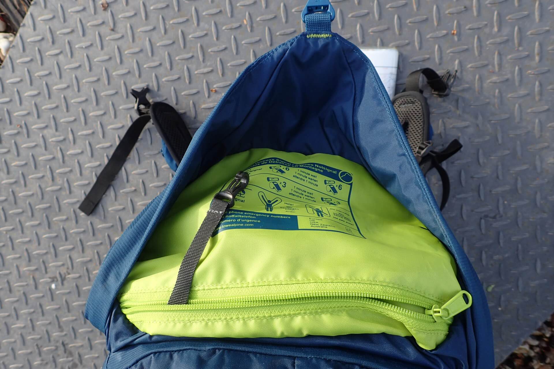 Víko batohu Lowe Alpine Aeon 35 s karabinkou na klíče a signály.