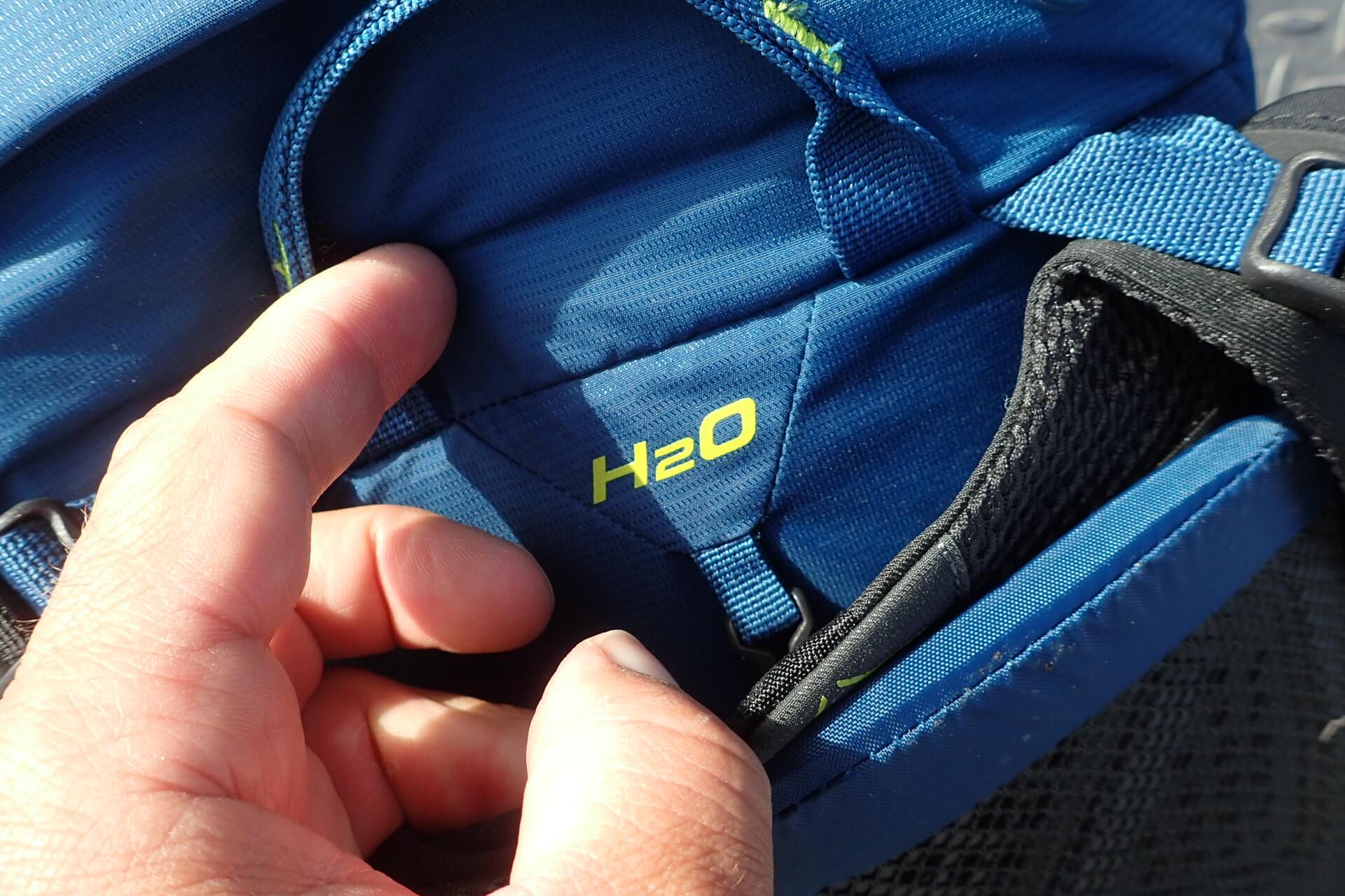 Vnější kapsa na hydro vak na batohu Lowe Alpine Aeon 35.
