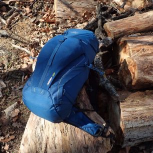 Z této strany batohu Lowe Alpine Aeon 35 je skrytý boční vstup.