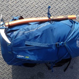 Zafixovaný cepín na batohu Lowe Alpine Aeon 35.