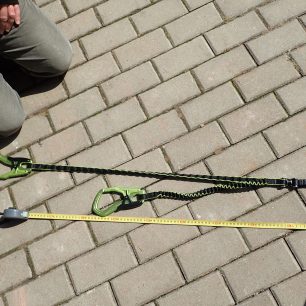 Délka nataženého elastického popruhu je cca 115 cm včetně karabiny.