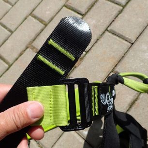Zašitá dvojitá spona sedáku Edelrid Jester Comfort.