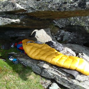 Bivak pod skalním převisem se spacákem Patizon 2:500.