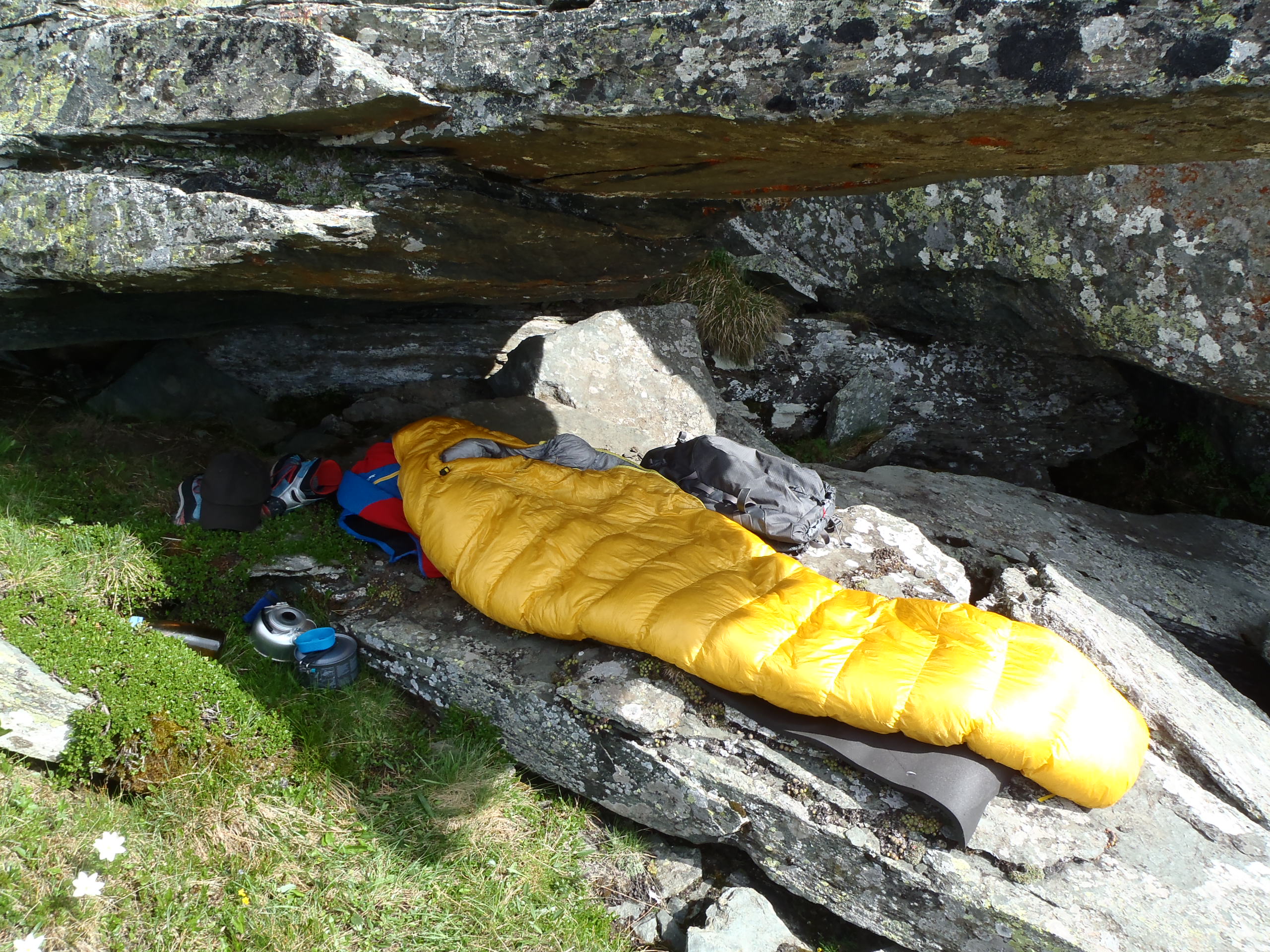 Bivak pod skalním převisem se spacákem Patizon 2:500.