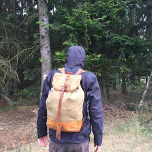 Bunda Directalpine Talung se ani pod batohem nevyhrnuje.