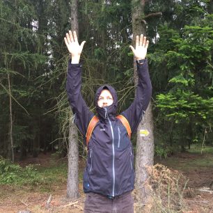 Bunda Directalpine Talung se nevyhrnuje ani s rukama nahoře.