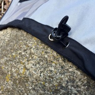 Detail regulace spodního okraje bundy Directalpine Talung.