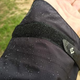 Detail regulace zápěstí na bundě Directalpine Talung.