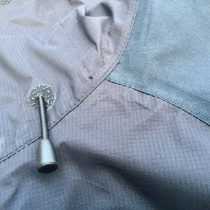 Detail rozdílných materiálů bundy Directalpine Talung.