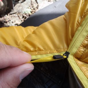 Detail zipového táhla spacáku Patizon 2:500.