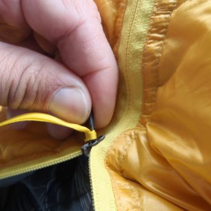 Drobné kovové táhlo zipu na spacáku Patizon 2:500.