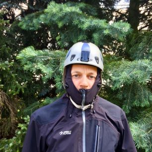 Helma přes kapuci bundy Directalpine Talung je jedno z rešení.