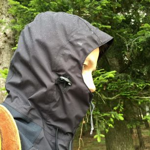 Kapuce bundy Directalpine Talung kryje velkou část obličeje.