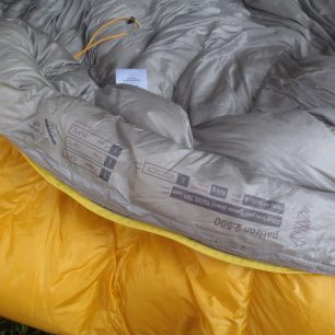 Kompletní info o spacáku Patizon 2:500 naleznete na jeho zateplovací léze.