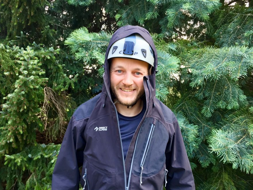 S kapucou bundy Directalpine Talung přes helmu to není uplně to pravé ořechové.