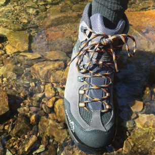 Boty Prabos Acotango se nebojí ani brodění.