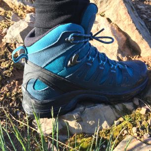 Boty Salomon Quest Prime GTX mají praktické očko pro usnadnění vyzouvání a nazouvání.