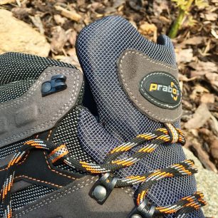 Detail dotahovacích oček na botách Prabos Acotango.