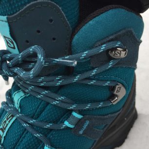 Háčky na tkaničky bot Salomon Quest Prime GTX udrží tkaničky na svém místě i při jejich rozvázání.