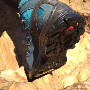 Podešev bot Salomon Quest Prime QTX - High Traction ContaGrip je dostatečně flexibilní a přilnavá i na skále.