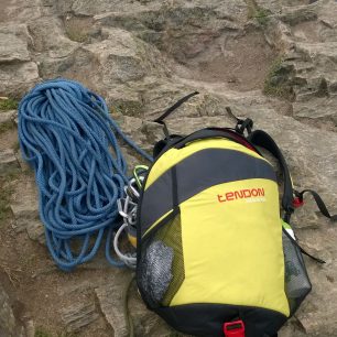 V případě, že máte cajků moc, dá se lano připnout popruhy na batoh.