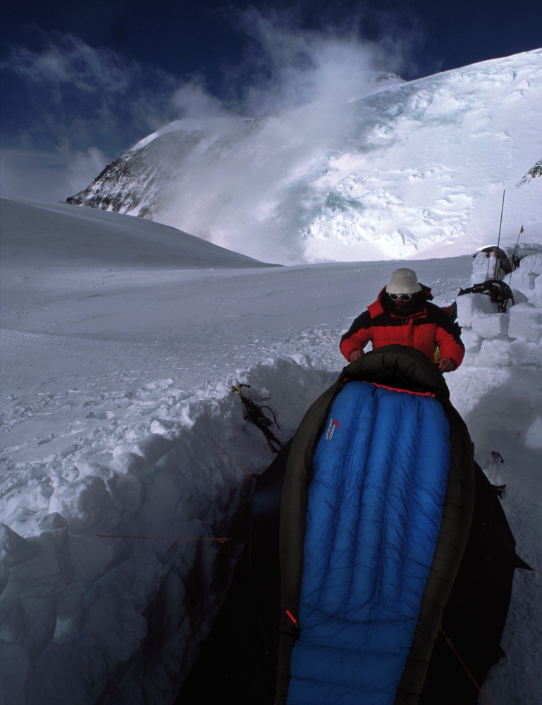 Do zimních podmínek nebo vysokých hor se zpravidla hodí péřové spacáky s náplní od 1000 g výš.