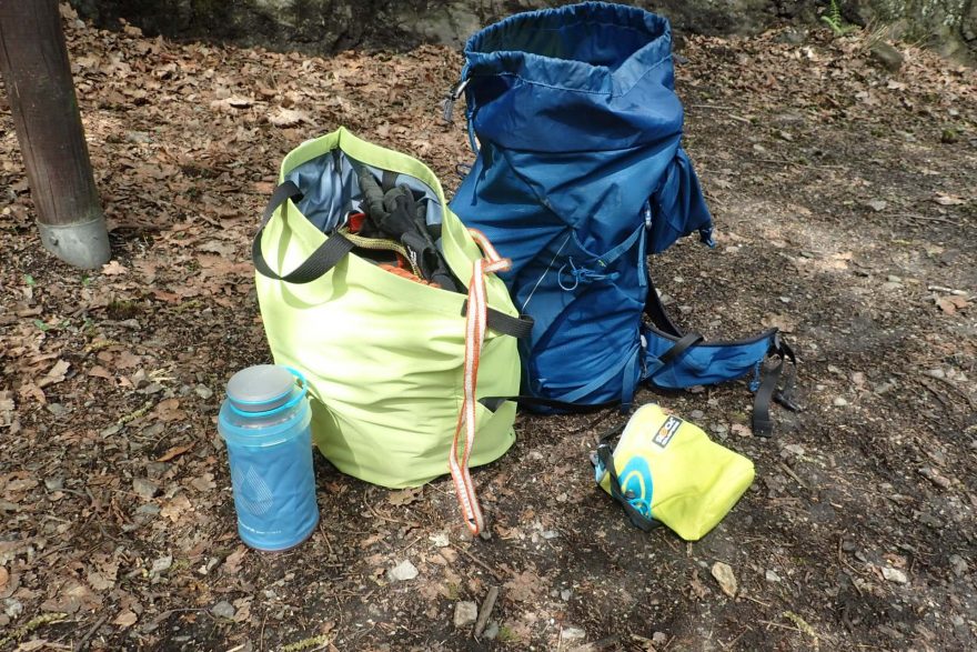 Testování lahve HydraPak Stash 1l ve skalách a při lezení.