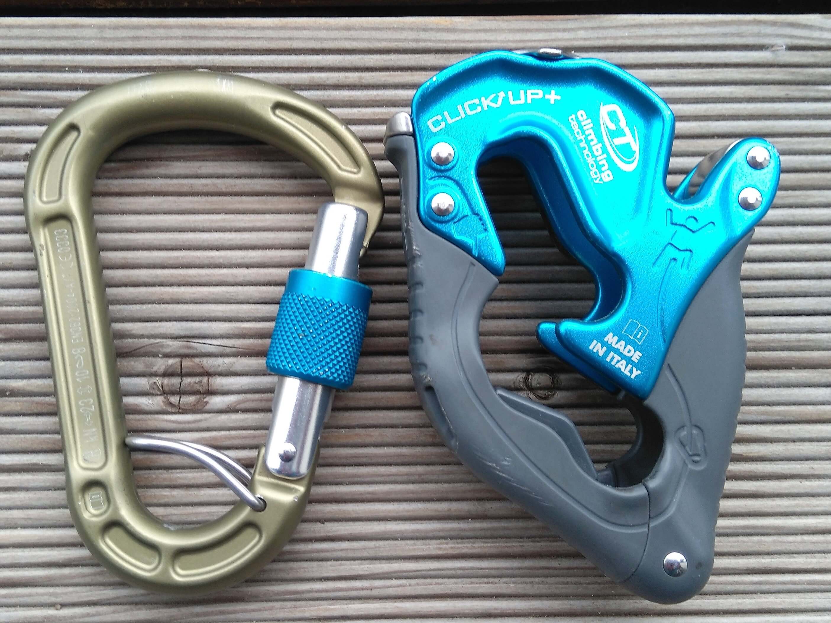 CLICK UP+ je možno koupit v setu s karabinou.