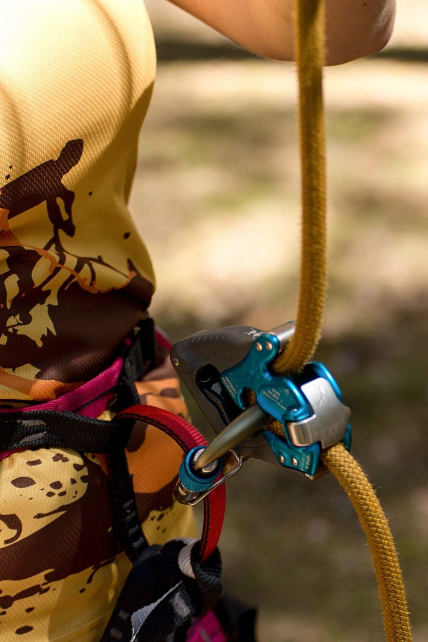 CLICK UP+ se seklým lanem v módu spouštění lezce.