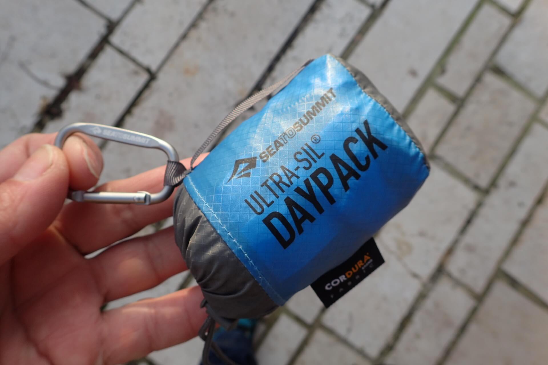 Karabinka je součástí balení Sea to Summit ULTRA-SIL Daypack.