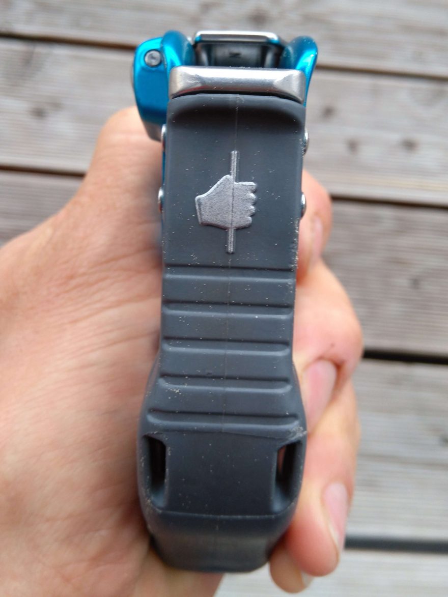 Symbol ruky jističe na těle jistítka.