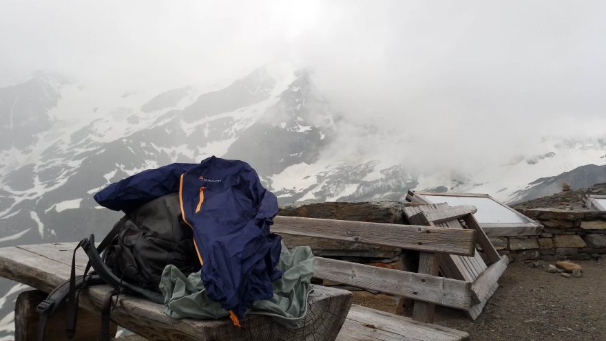 Další deštivý nástup na chatu v bundě Montane Minimus 777 Jacket.