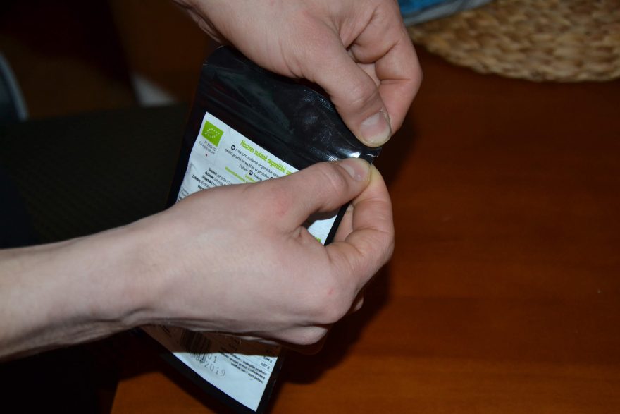 Detail na otevírání obalu.